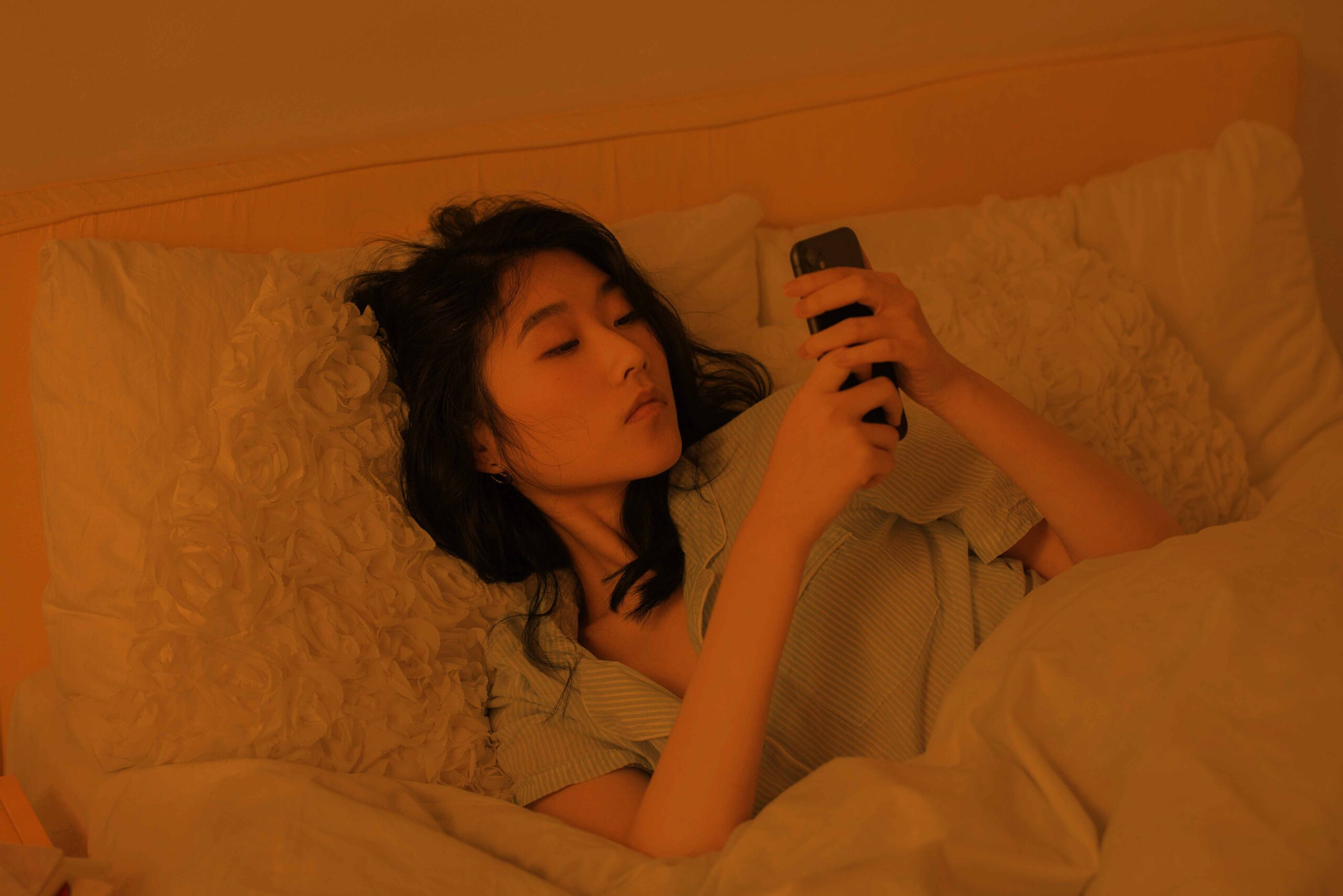 Orange Light Evening Screen Use – Wind-Down Routine